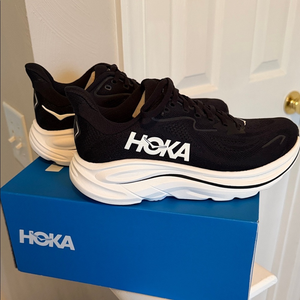 Hoka Clifton 10 black/white